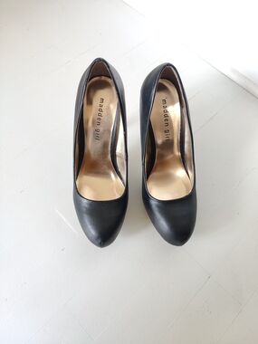 Madden Girl Black Classic Round-Toe Pumps